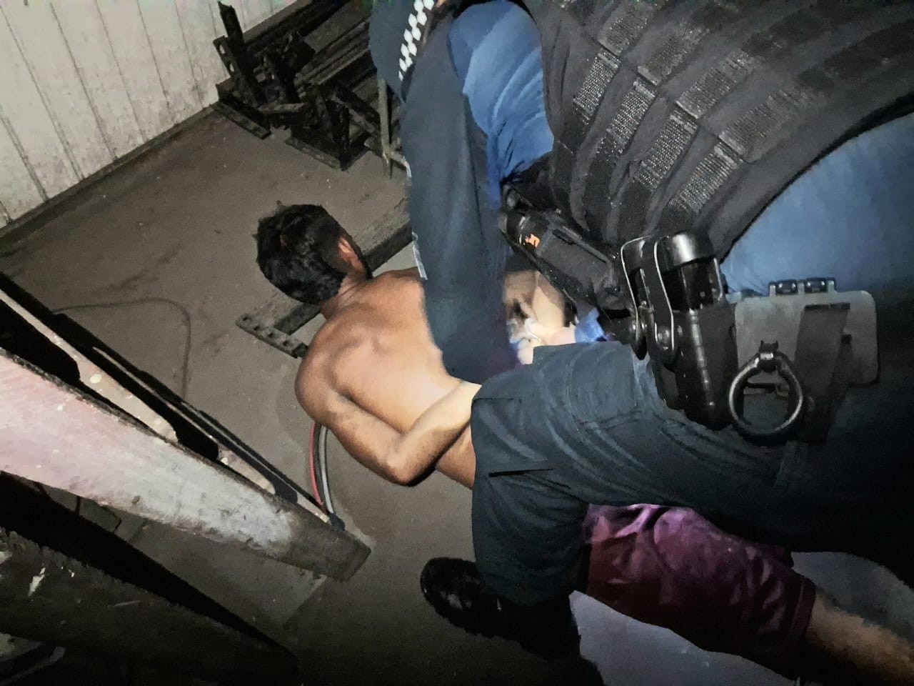 Após arrombar supermercado em Oriximiná, suspeito é capturado pela PM tentando escapar pelo telhado
