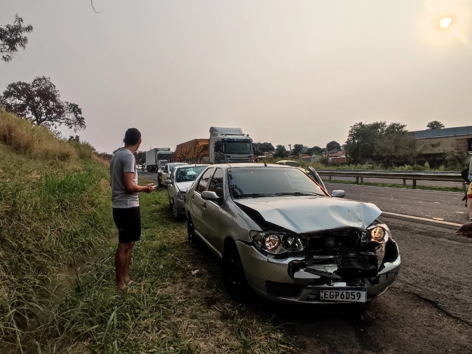 Engavetamento causa lentidão no trânsito em Marília; motorista que provocou acidente fugiu do local 