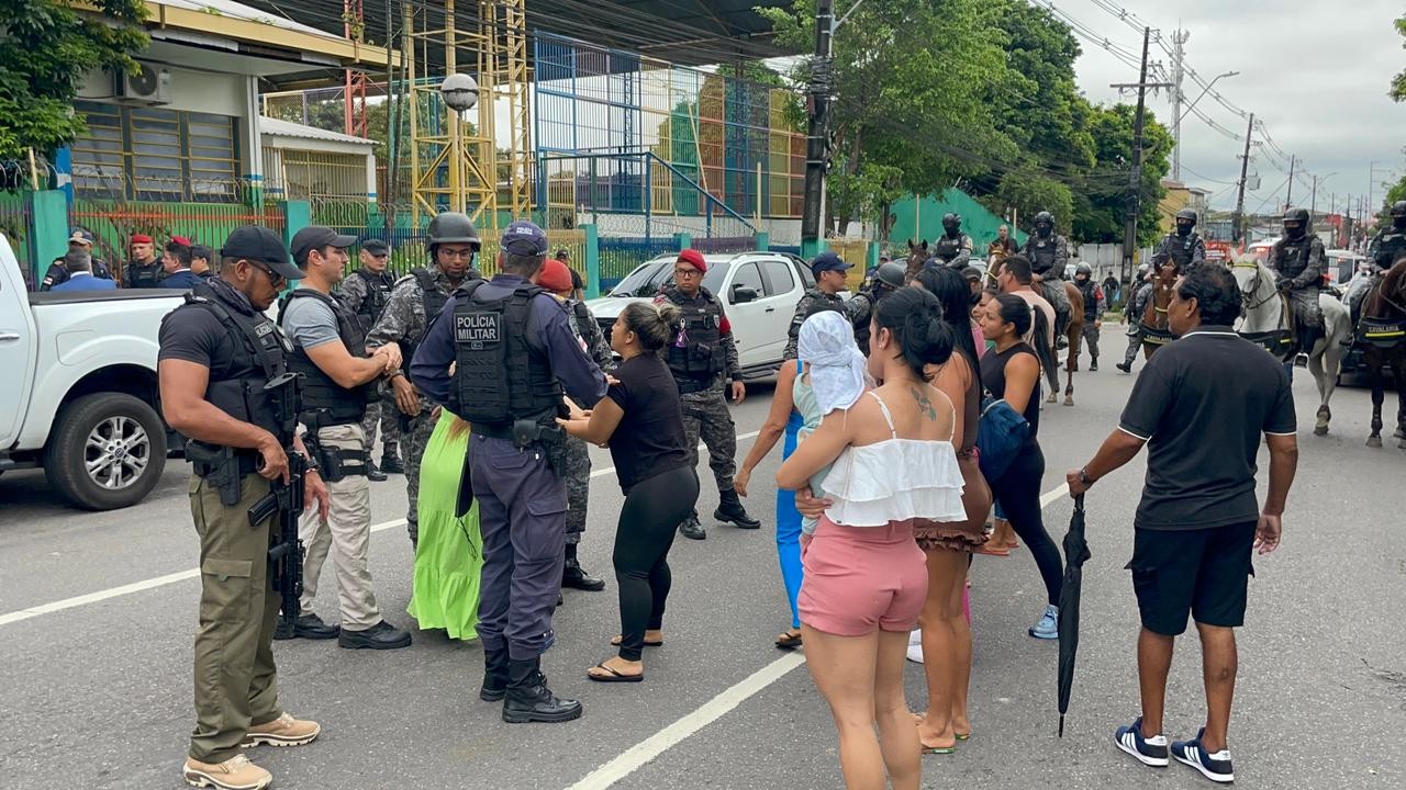 Familiares protestam e tentam impedir transferência de PMs durante operação que desativa unidade prisional da PM no Amazonas