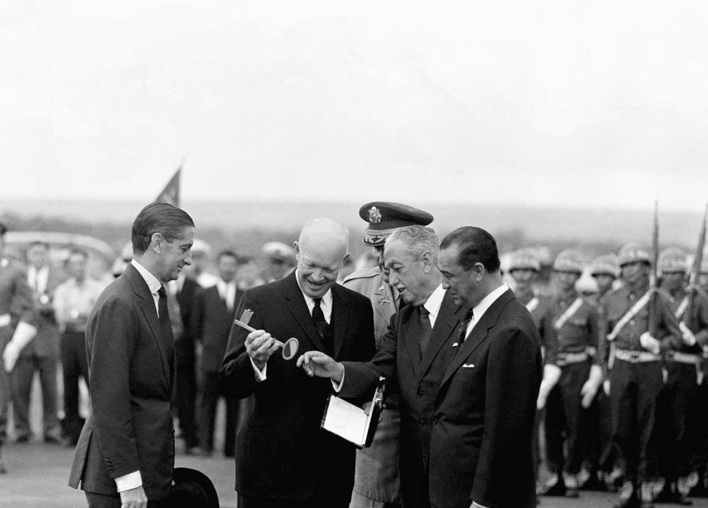 Presidente Dwight Eisenhower, dos Estados Unidos, visita Brasília em 1961 e encontra JK — Foto: reprodução