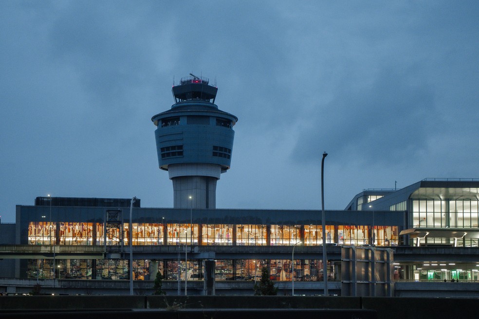 Torre de controle vista no Aeroporto Internacional LaGuardia em Nova York, no sábado, 8 de novembro de 2025. — Foto: Olga Fedorova/Arquivo AP