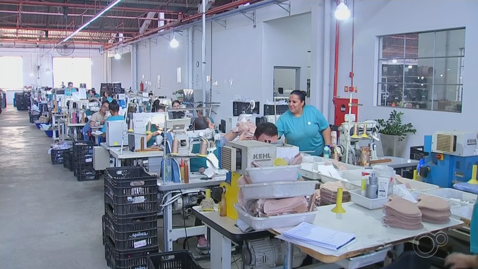 Na fábrica, cerca de 120 mil pares de calçados são produzidos por mês — Foto: TV TEM/Reprodução