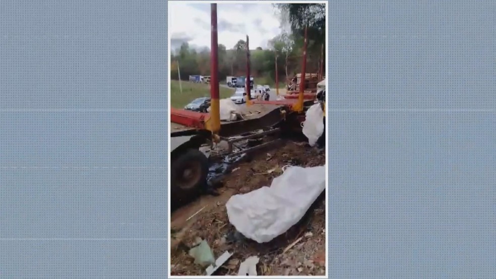 Batida entre caminhão e carreta deixa dois mortos e um ferido no sul da Bahia — Foto: Reprodução/TV Santa Cruz