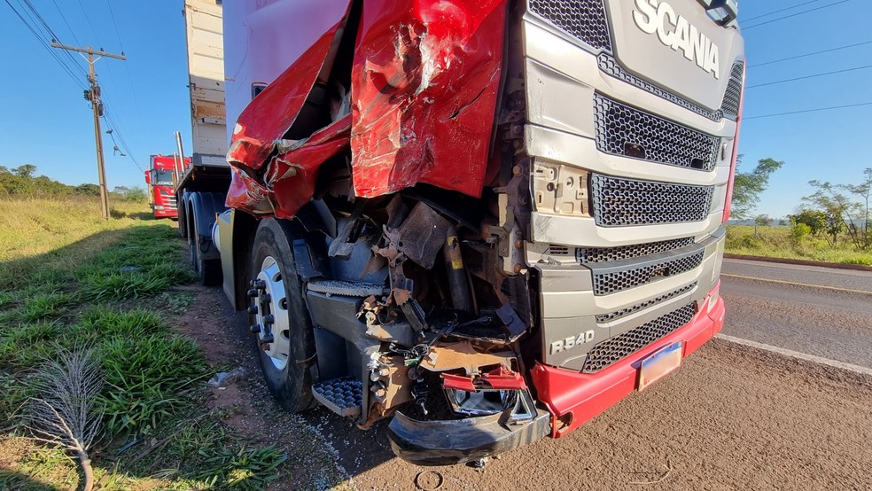 Lateral de carreta ficou danificada em acidente na BR-262 em Campo Grande (MS) — Foto: Felipe Ribeiro/ TV Morena