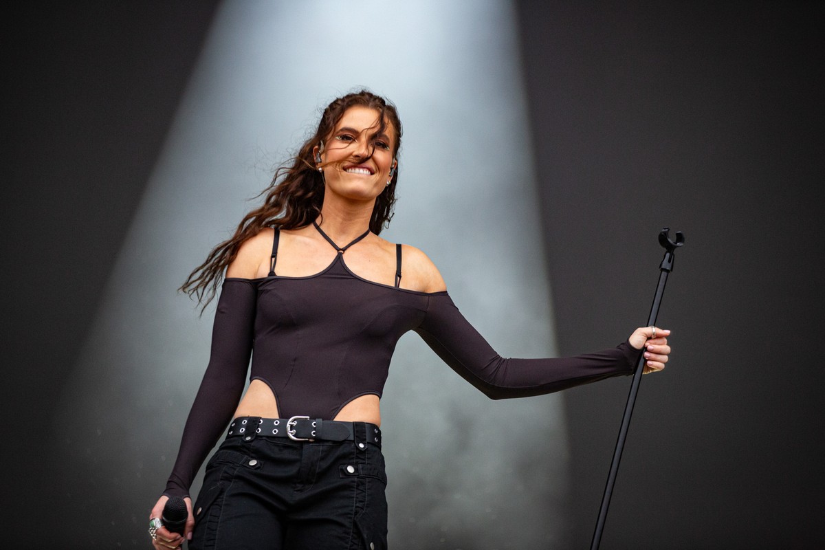 Fletcher oferece selinho e pergunta quem fez sexo com ex em show