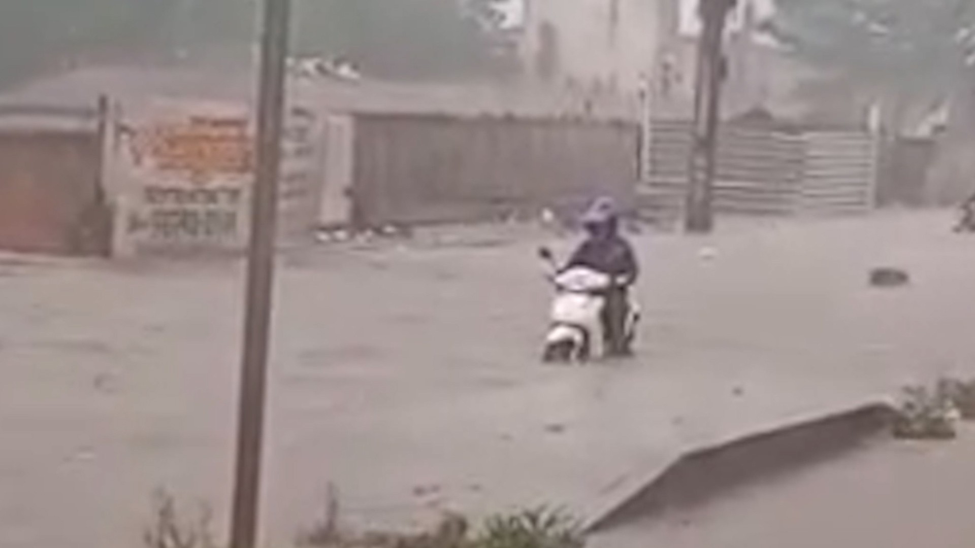 Alagamentos , engarrafamentos e infiltrao em telhado de feira são registrados durante forte chuva na Grande São Luís