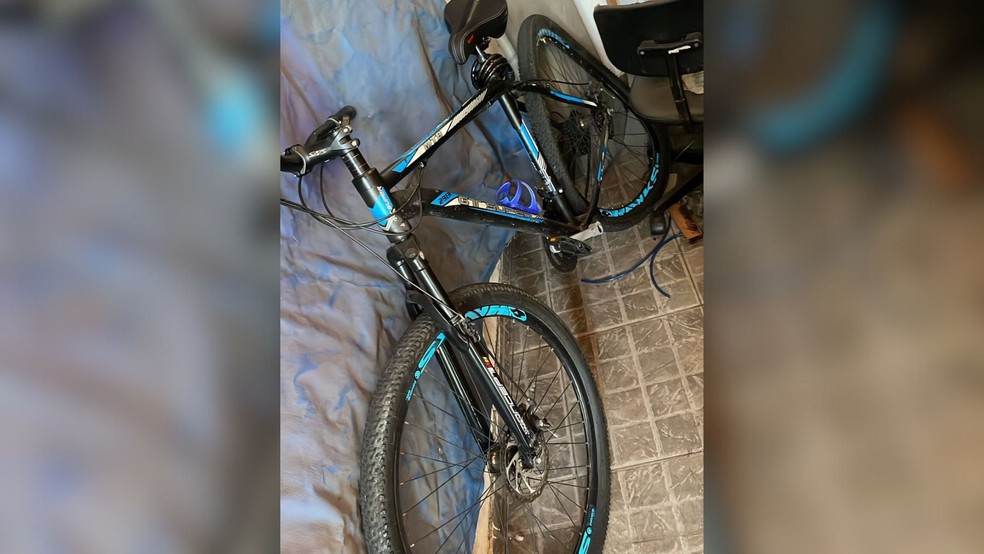 Bicicleta da vítima atropelada por juiz aposentado em Araçatuba (SP) — Foto: Felipe Nunes/TV TEM