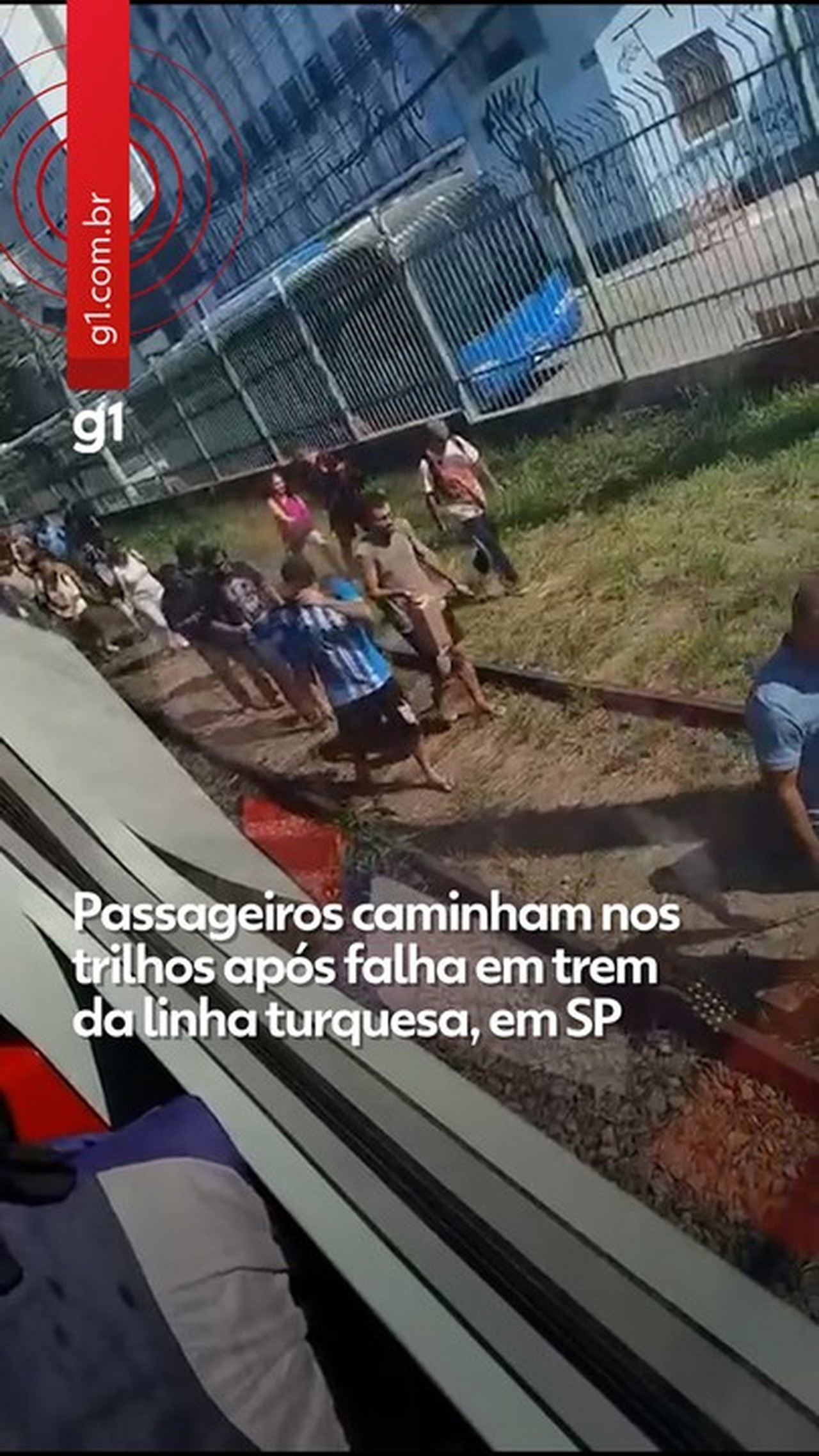 VÍDEO: Passageiros caminham sobre os trilhos após falha em trem na Linha 10-Turquesa