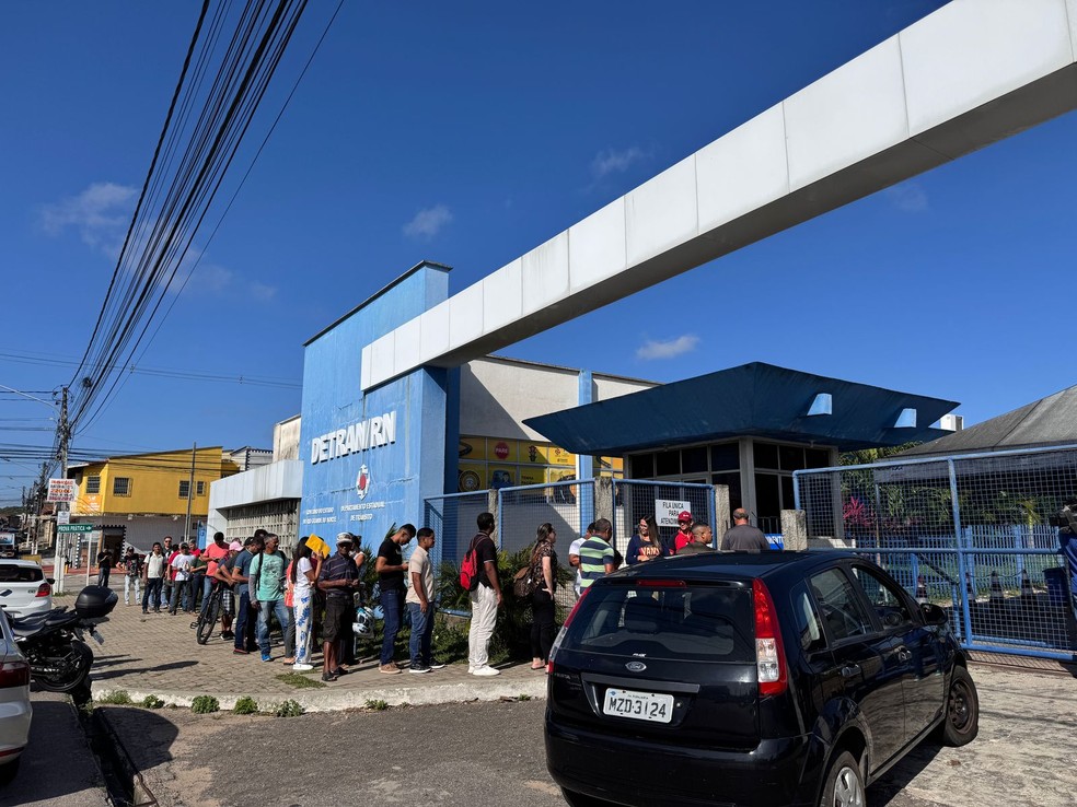 Usuários de serviços em frente à sede do Detran na manhã desta quinta-feira (13) — Foto: Vinícius Marinho/Inter TV Cabugi