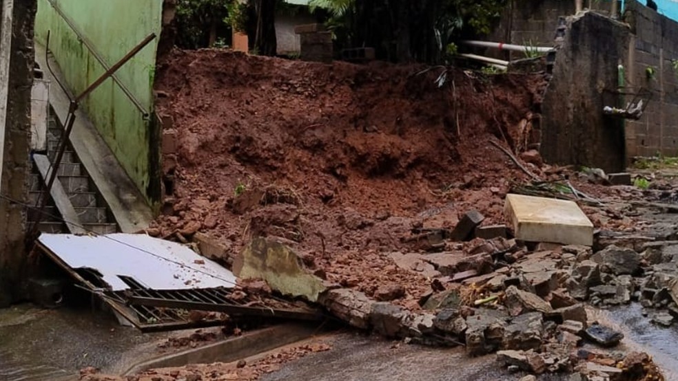 Muro caído em Jundiaí após forte chuva