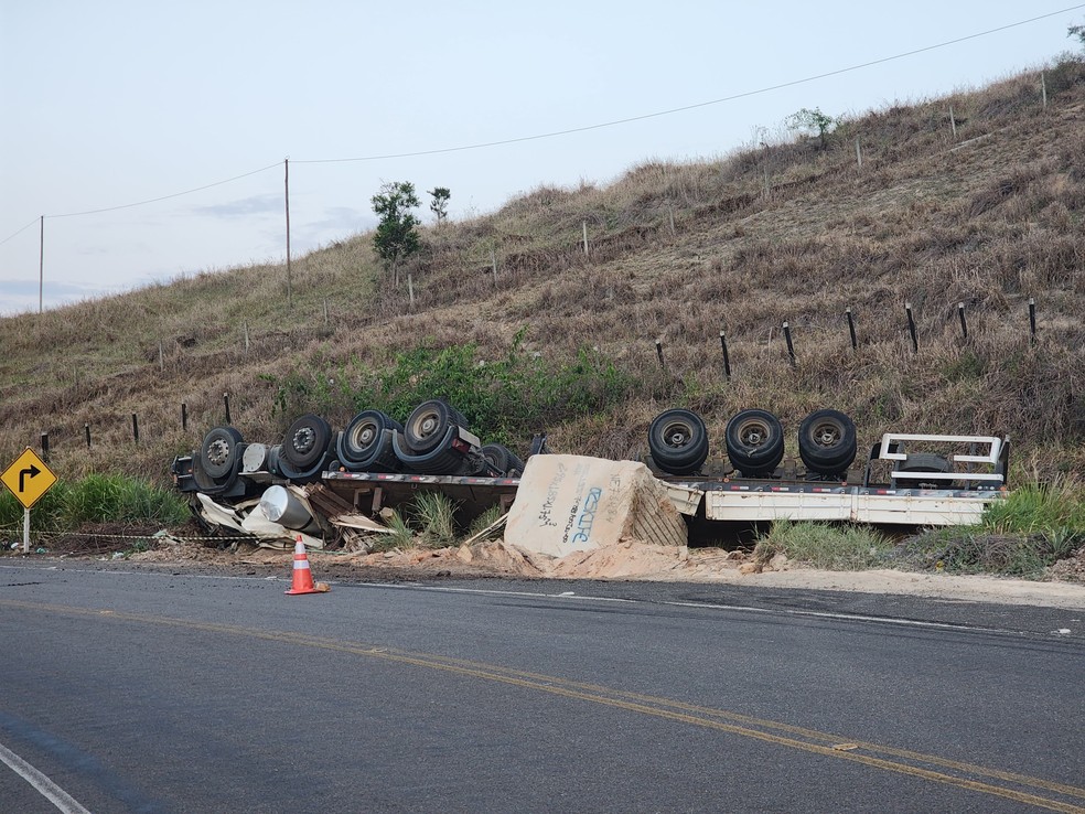 Carreta tombou em rodovia em Ecoporanga — Foto: Reprodução/ Redes sociais