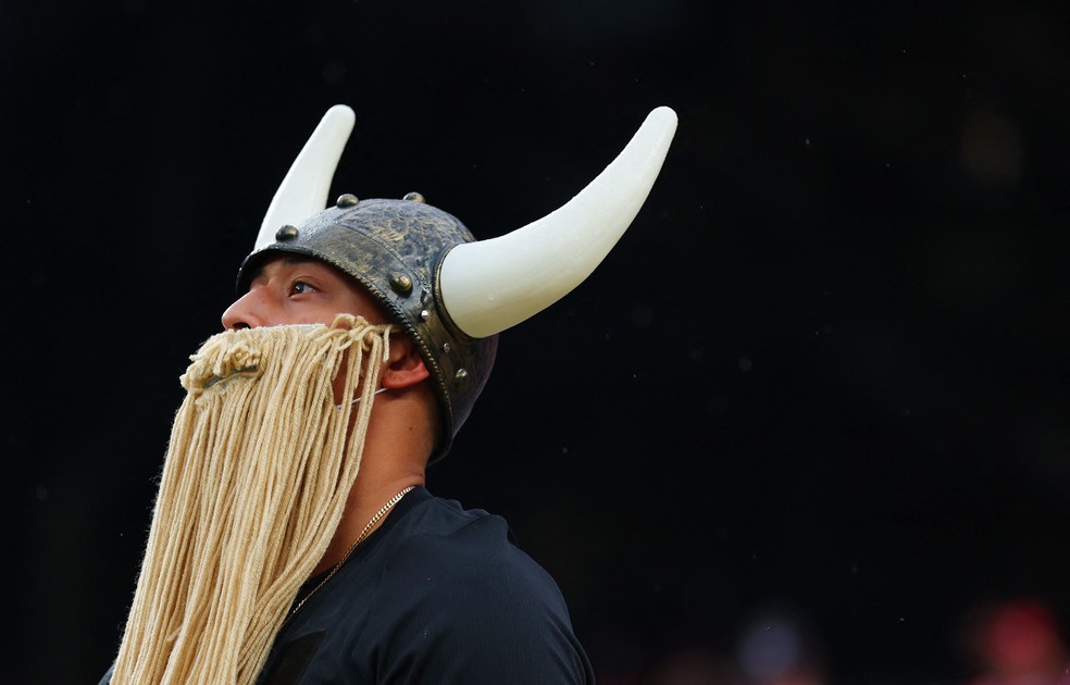 Um torcedor da Noruega vestido de viking dentro do estádio antes da partida em 22 de junho de 2026 — Foto: REUTERS/Mike Segar