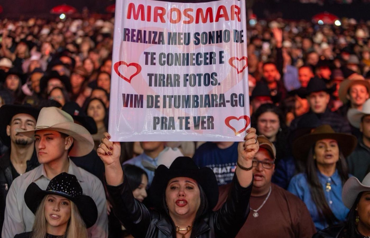 Fã tenta chamar a atenção de Zezé di Camargo durante apresentação na Festa do Peão de Americana, na madrugada desta quinta-feira (4) — Foto: Thomaz Marostegan