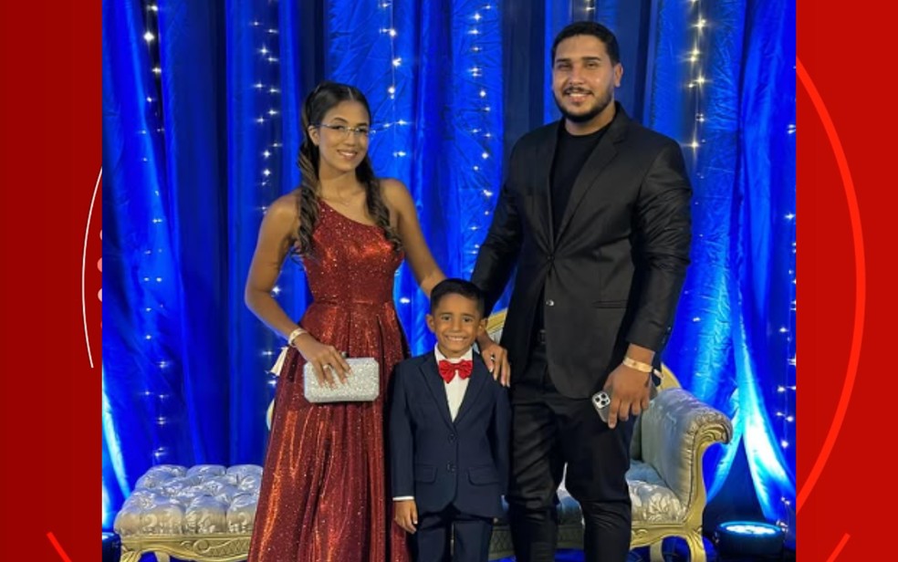 Arthur Correia ao lado dos pais na formatura do ABC — Foto: Redes sociais