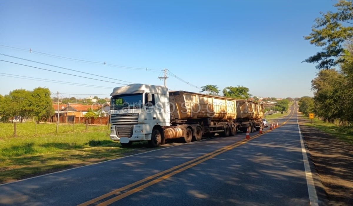 Caminhão bitrem com pane mecânica causa interdição total em rodovia de Quatá