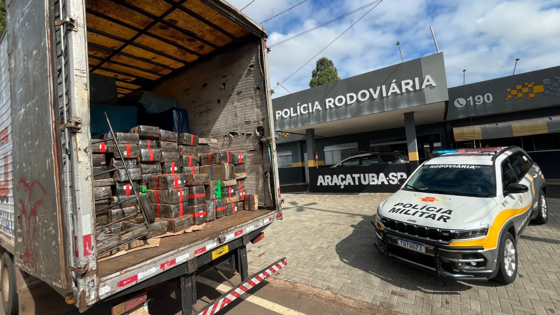 Motorista é preso com 1,7 tonelada de maconha escondida em carga de colchões em caminhão