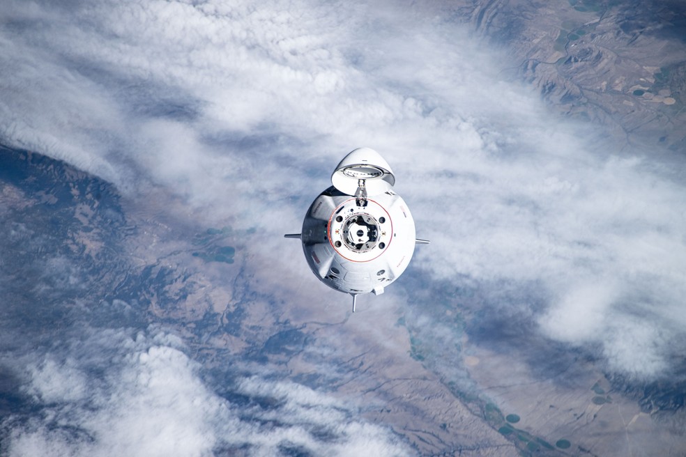 A cápsula Dragon é vista se aproximando da ISS em 29 de setembro de 2024, sobre o estado do Oregon, nos EUA. — Foto: NASA Johnson