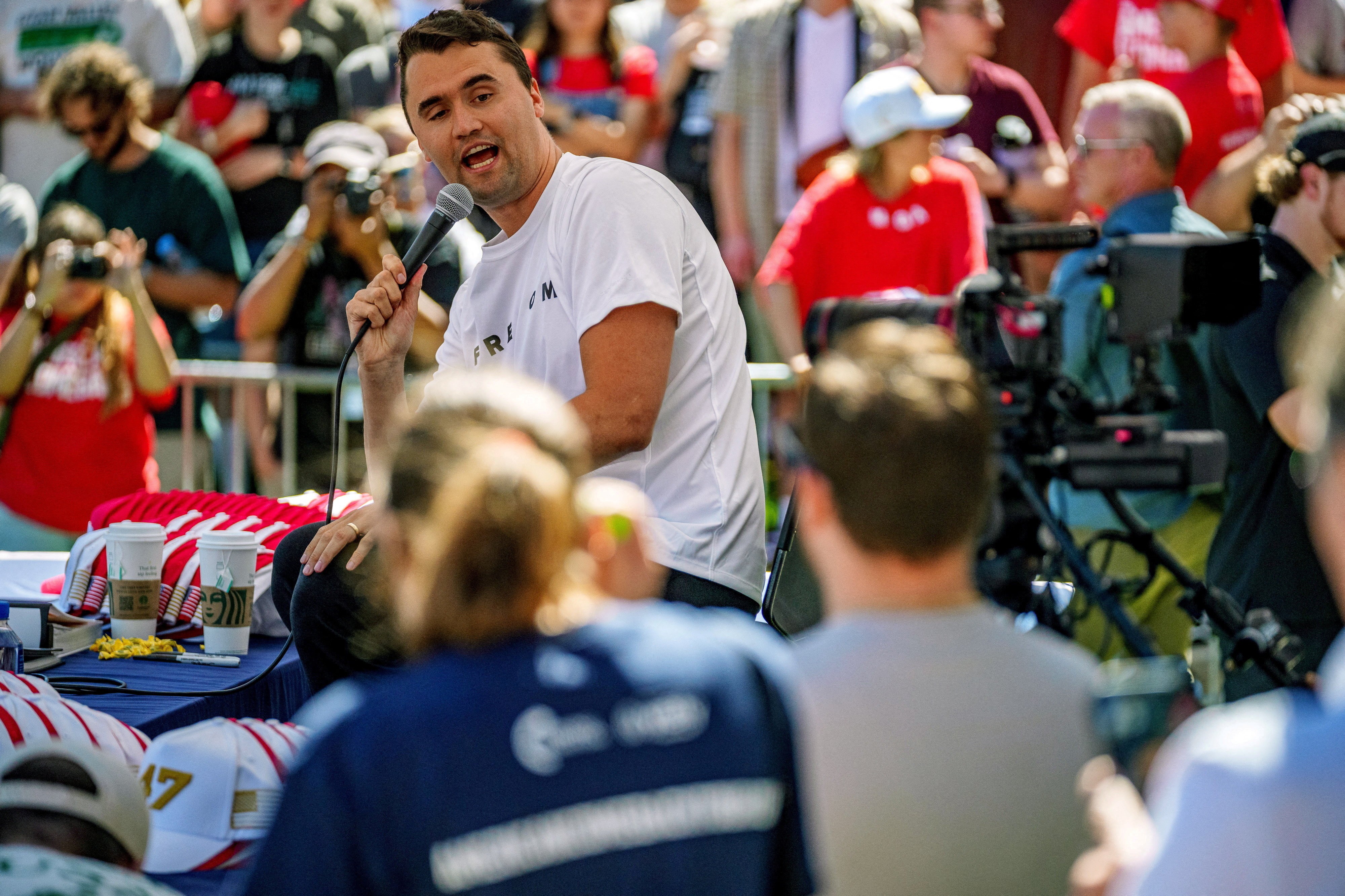 Quem é Charlie Kirk, aliado de Trump e que foi baleado nos EUA
