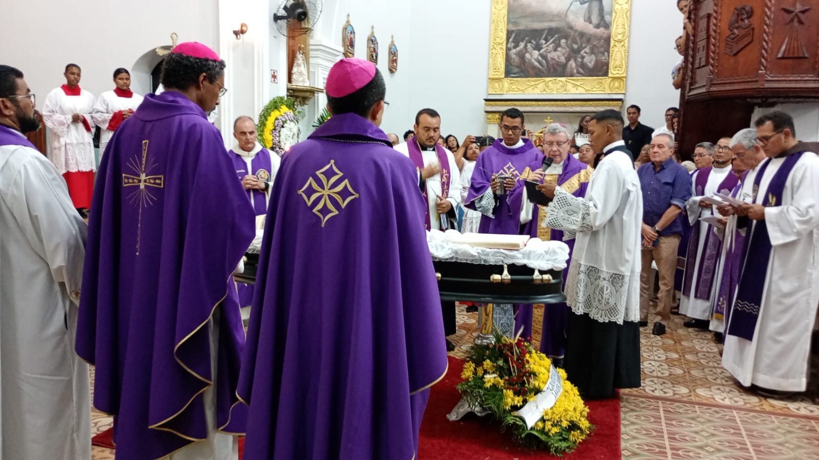 Após dias de homenagens, corpo de Dom Luís Azcona é sepultado no Marajó