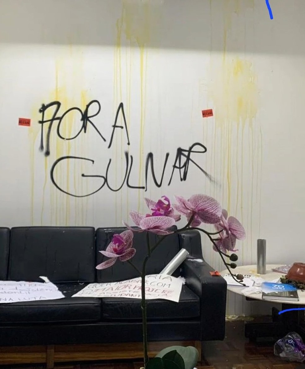 Em ato contra cortes e atrasos no pagamento de bolsas, alunos da Uerj picham reitoria — Foto: Redes sociais