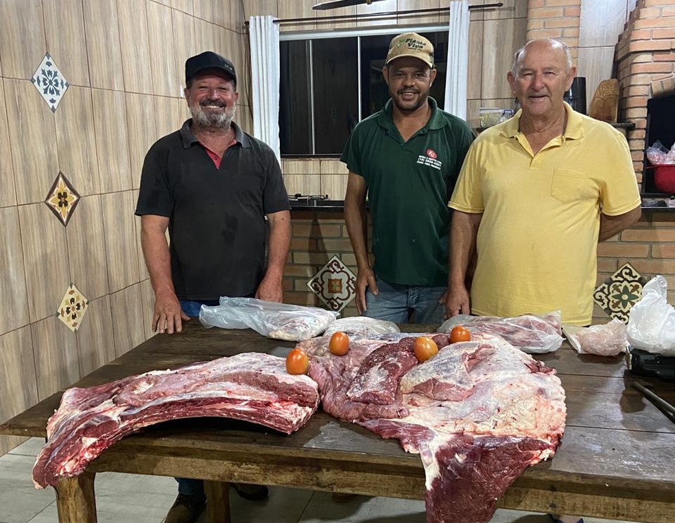 Irani Ferreira da Silva (à direita) tem 72 anos e cultiva tomates há 50 — Foto: Arquivo pessoal