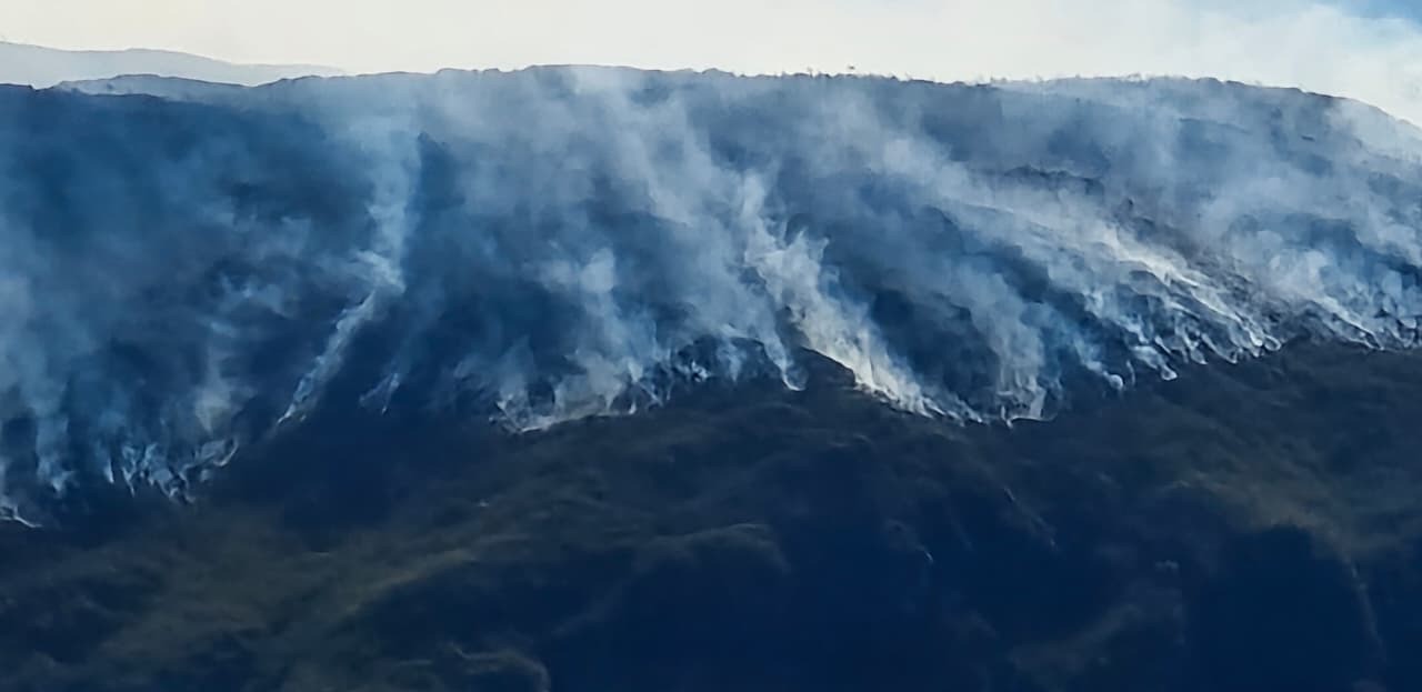 VÍDEO: Incêndio atinge 2 mil hectares em área próxima à Casca d'Anta, na Serra da Canastra, em MG