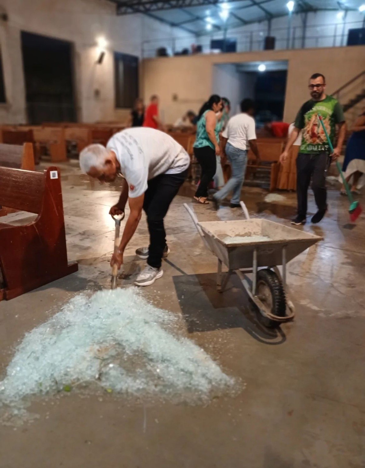 Temporal arranca janelas de vidro em igreja de São João Del Rei; VÍDEO