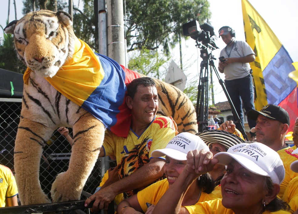 Apoiador de Espriella leva tigre de pelúcia a comício. — Foto: Reuters/Cesar Quiroz