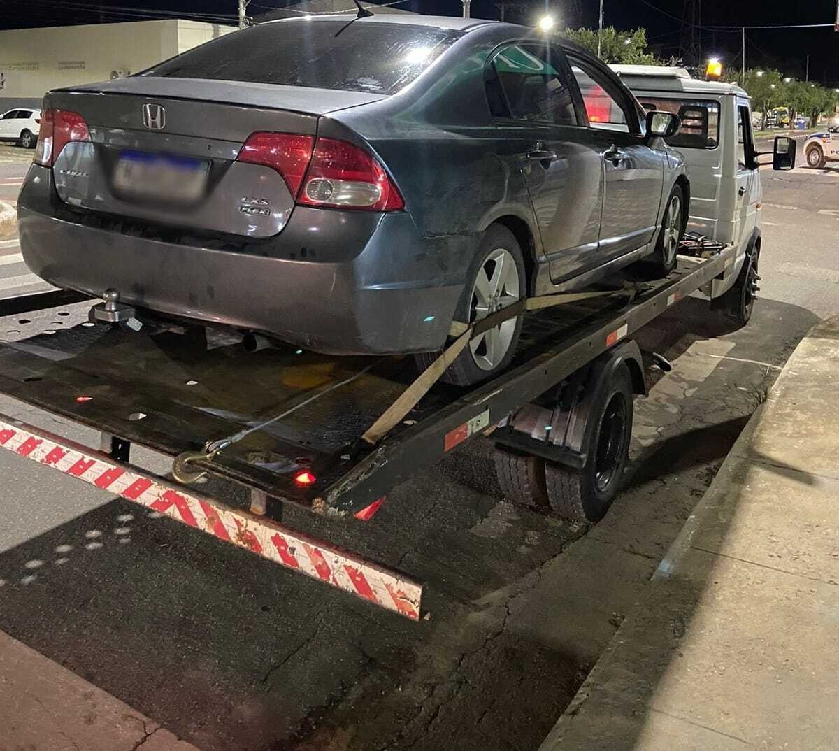 PM apreende munições escondidas dentro de carro e arma em casa, em Aimorés; dois foram presos
