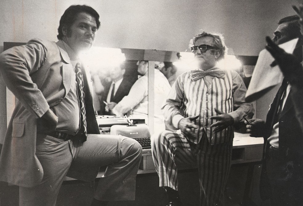 Silvio Santos e Chacrinha no camarim do teatro da Globo, em S&atilde;o Paulo em foto de 1971.Campe&otilde;es de audi&ecirc;ncia na d&eacute;cada de 1970, os dois grandes comunicadores da hist&oacute;ria da TV brasileira comandavam juntos, na Globo, 10 horas e meia de programa&ccedil;&atilde;o aos domingos. &mdash; Foto: Estad&atilde;o Conte&uacute;do/Arquivo
