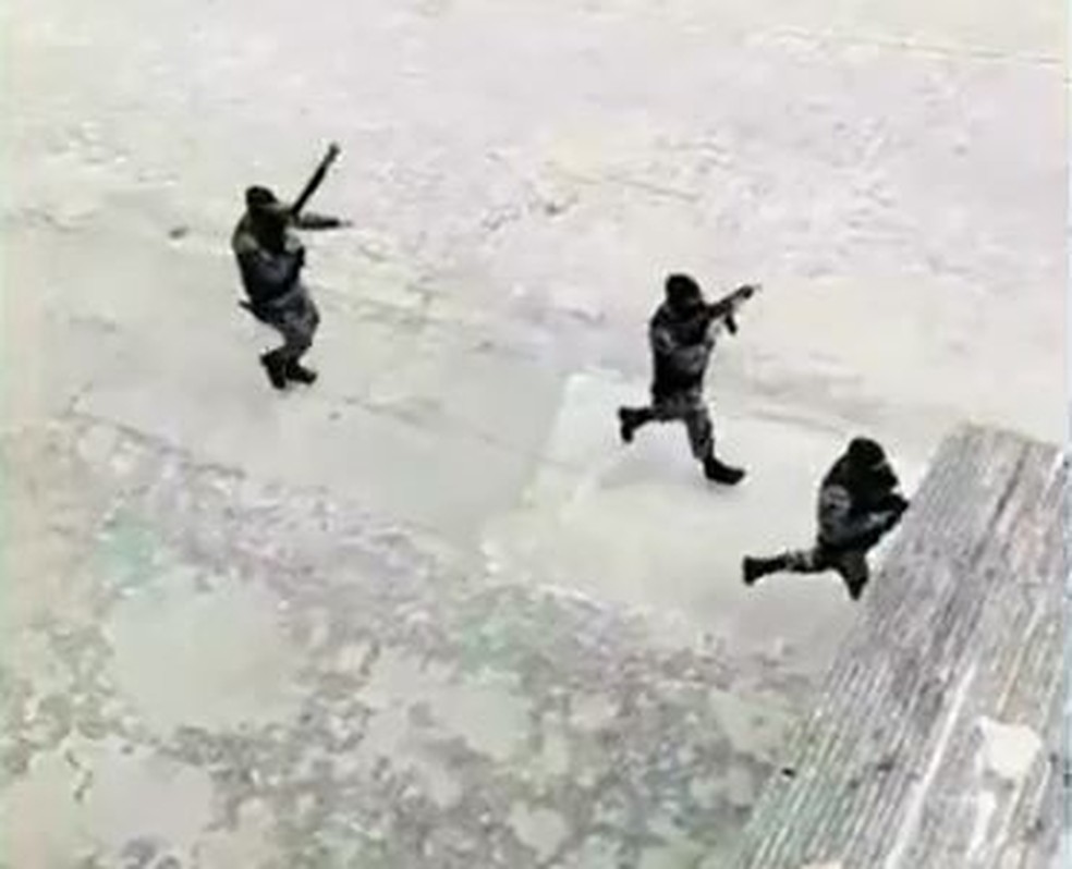 Ação da Polícia Militar durante manifestação — Foto: TV Cabo Branco/Reprodução