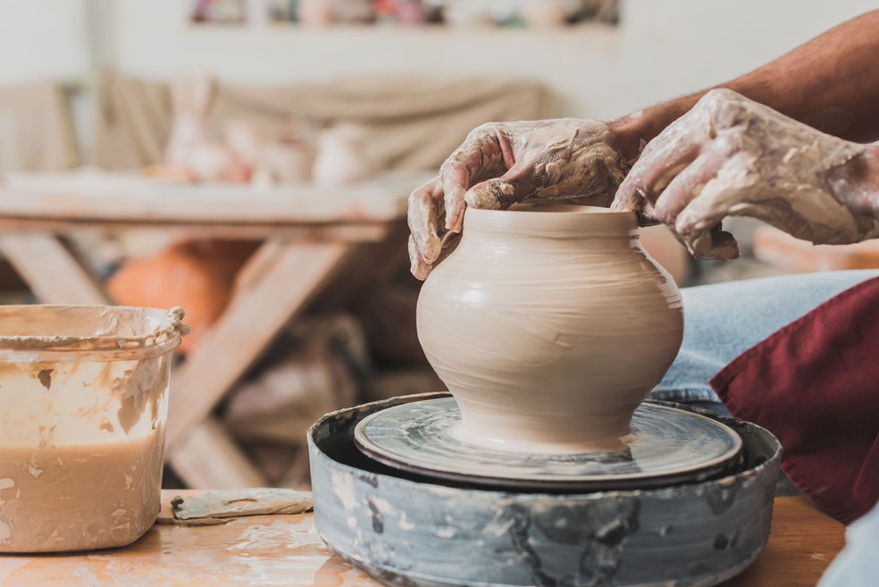 O artesanato em cerâmica ainda é uma forma de trabalho manual — Foto: adobe stock