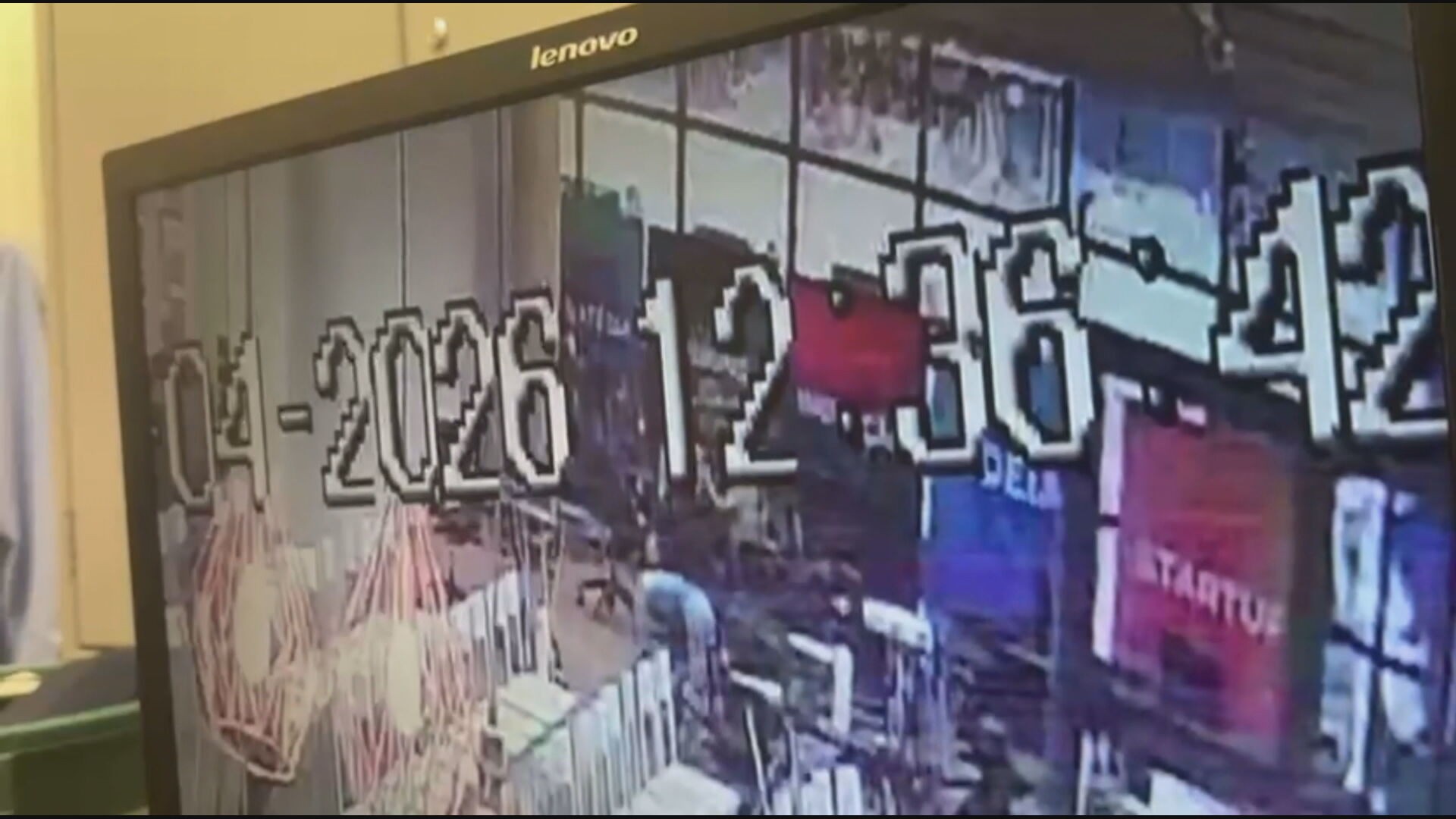 VÍDEO: dupla troca mochilas e furta equipamentos de fotógrafa no DF; prejuízo chega a R$ 60 mil