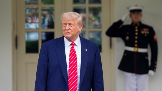 Juíza dos EUA ordena Trump a interromper corte de funcionários federais 