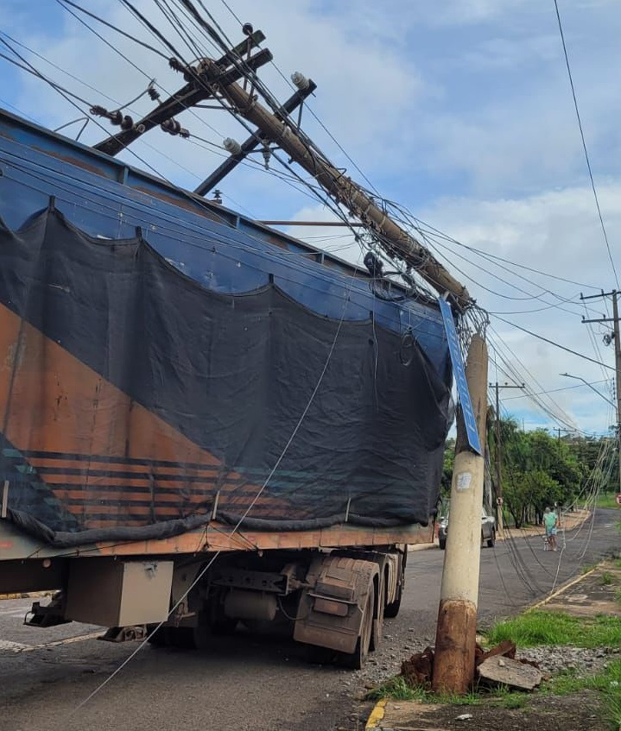 Em quatro meses, concessionária de energia elétrica registra 51 colisões de veículos contra postes na região de Presidente Prudente