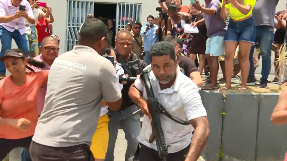 Imagem mostra mulher puxando o cabelo de Ederlan Mariano (de branco e amarelo) — Foto: TV Bahia