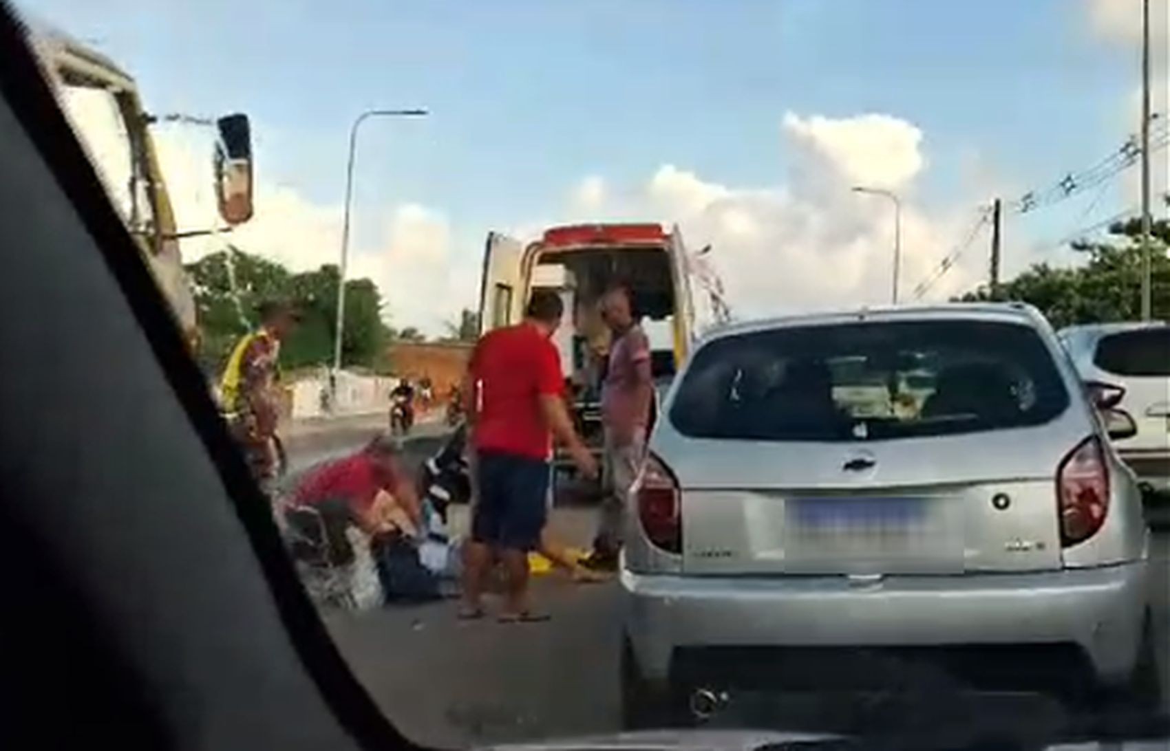 Mulher fica ferida em batida entre moto e caminhão na ponte Aracaju-Barra 