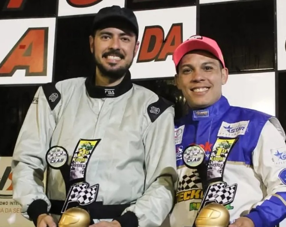 Adalberto (à esquerda) com o amigo Paul; vítima foi encontrada em buraco no Autódromo de Interlagos — Foto: Reprodução/@Piloto.Paul.Robison via Instagram