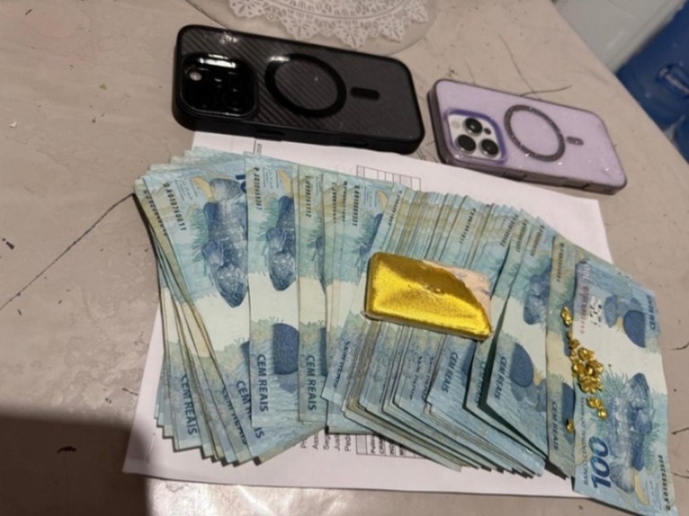 Dinheiro em espécie, aparelhos celulares e uma barra e porções de ouro, que foram apreendidos nas operação — Foto: Reprodução