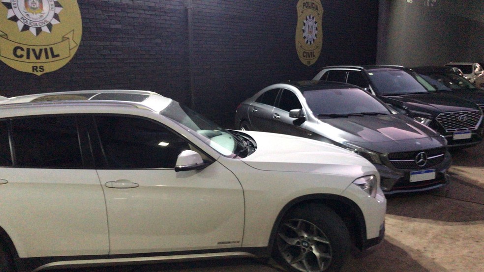 Carros apreendidos durante operao contra organizao criminosa que trafica drogas no RS — Foto: Ronaldo Bernardi/GZH