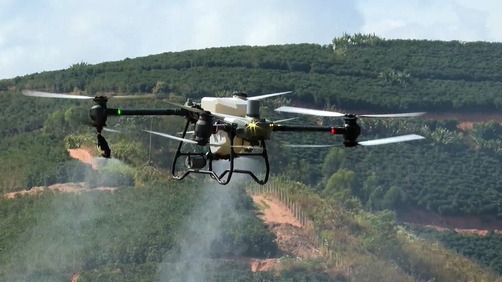 Fazendas economizam tempo e dinheiro com uso de drones na pulverização e impulsionam nova profissão no campo. Espírito Santo. — Foto: TV Gazeta