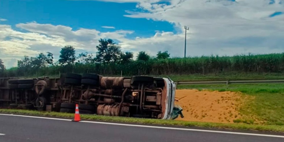 1 de 1
Caminh&atilde;o que transportava soja tombou na tarde de quinta-feira (19), na Rodovia Raposo Tavares (SP-270), em Maraca&iacute; (SP) &mdash; Foto: Mario Moreno Castilho