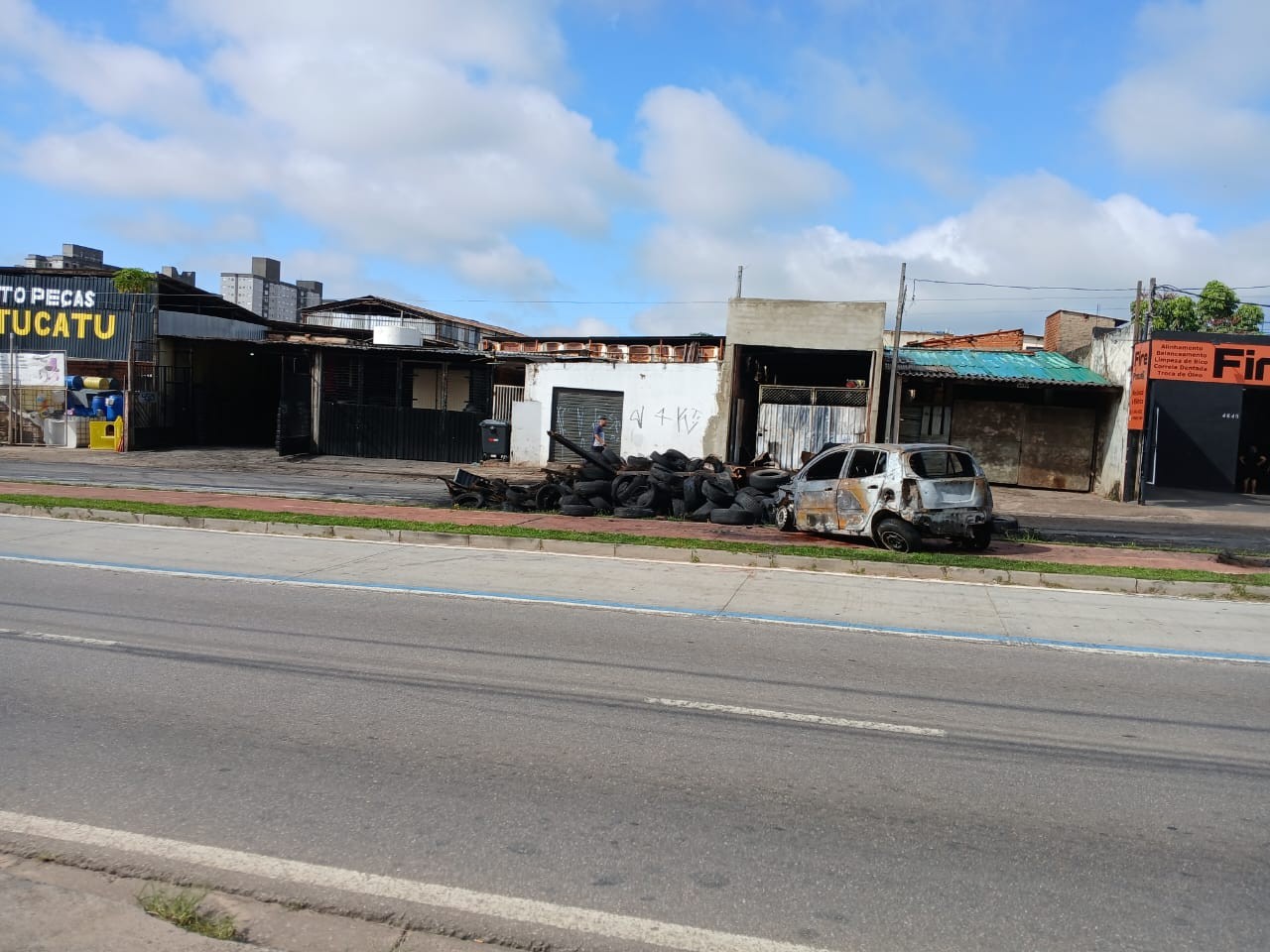 Incêndio destrói borracharia em avenida de Sorocaba 