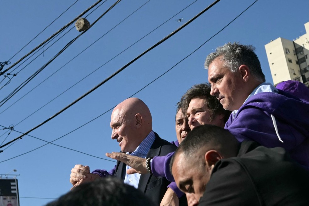 Pedra é atirada contra Milei durante carreata — Foto: Juan Mabromata / AFP