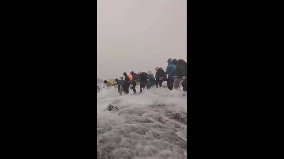 Alpinistas enfrentam descida perigosa e escorregadia durante tempestade em trilha na Malásia