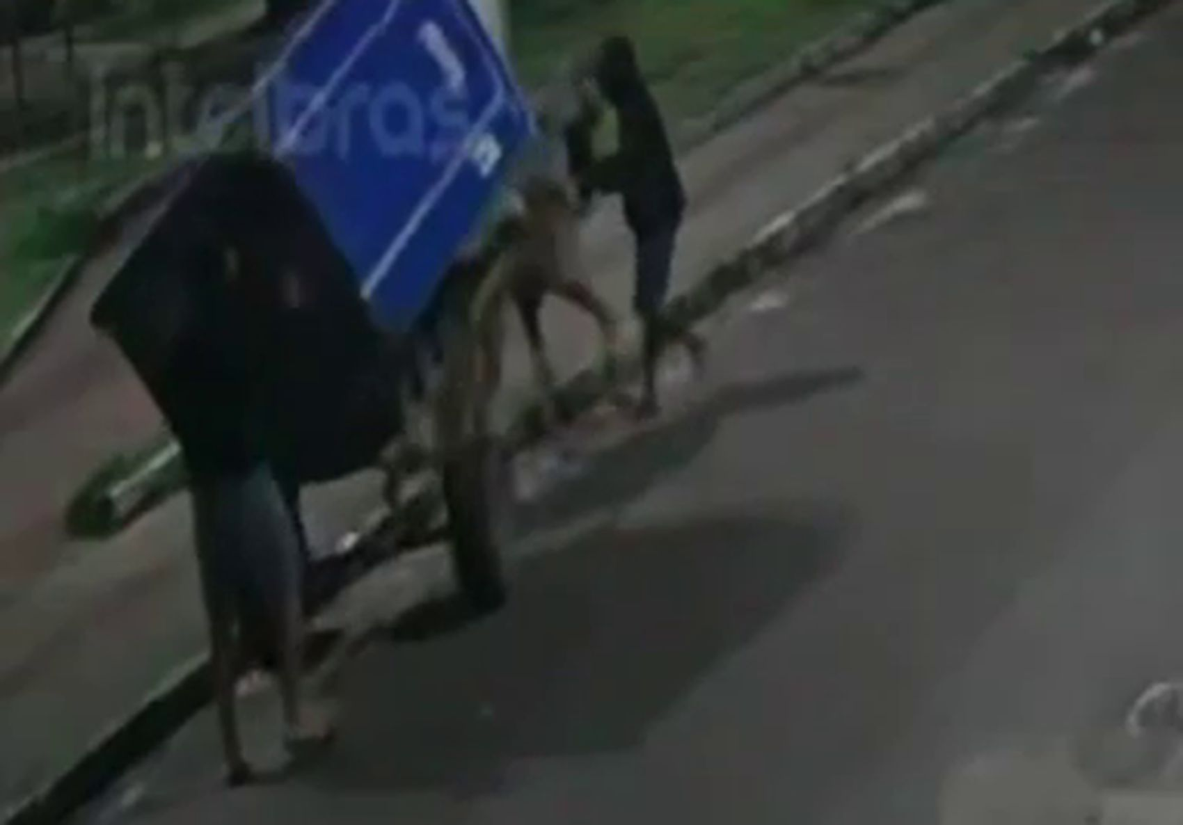 VÍDEO: dupla furta banheiro químico e foge em carroça na Zona Norte de Aracaju