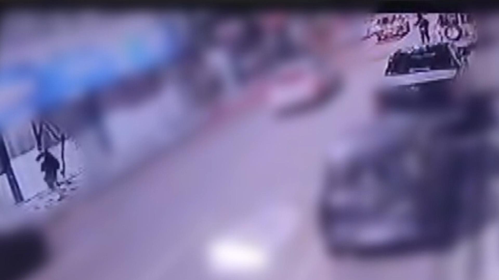 Homem é morto a tiros no Centro de Curitiba e perseguição é registrada por câmeras de segurança