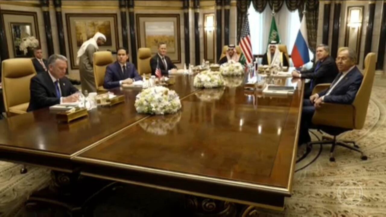 Em conversa com Lula, Macron diz que acordo de paz tem que ter Ucrânia e Rússia 'na mesma mesa'