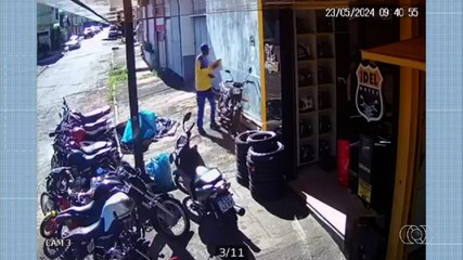 Funcionário dos Correios é flagrado chutando cachorro em Paraíso