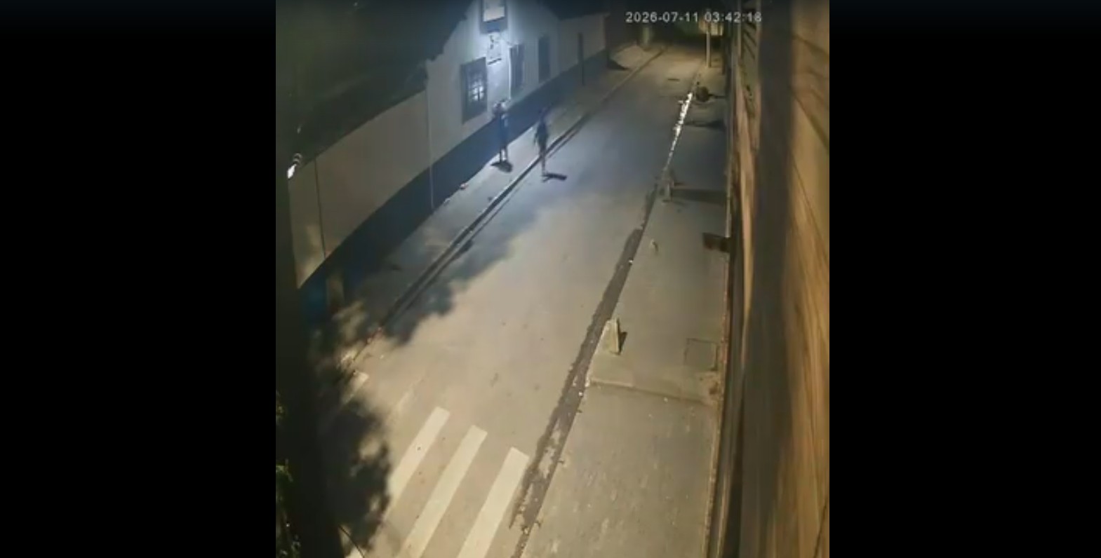Vídeo mostra homens carregando e arremessando corpo de mulher para dentro de UBS na Zona Sul de SP